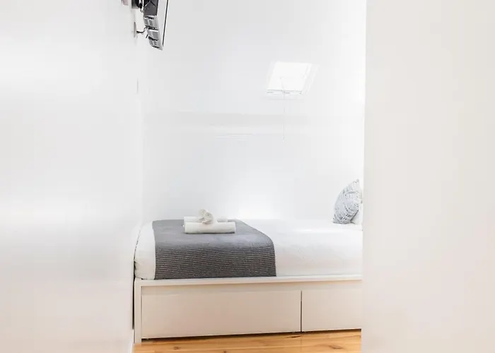 Quarto em Acomodações Particulares - Sabino De Sousa 1 Andar *